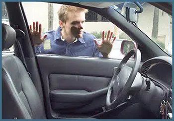 Safe Key Shop Kansas City, MO 816-227-1015 - 19-locked-keys-in-car